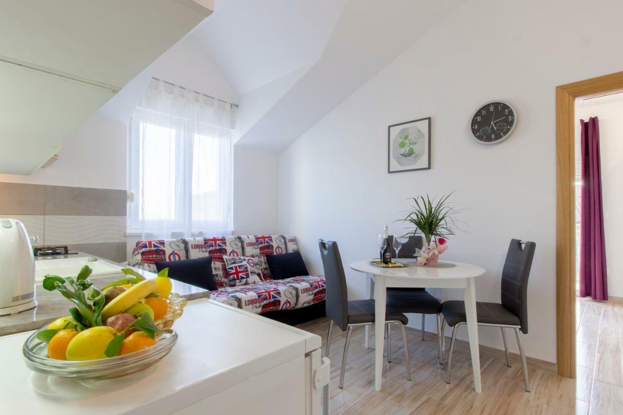 Apartmani Skelin***/**** Kaštela المظهر الخارجي الصورة